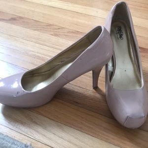 Nude pumps